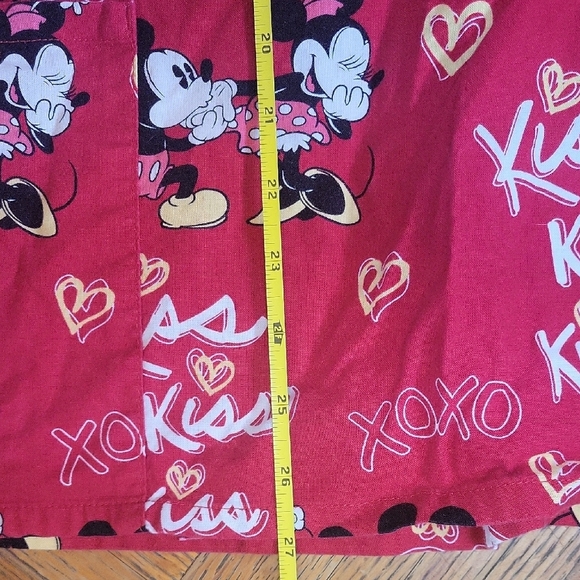 Disney Red Mickey & Minnie Kiss Scrub Top SIZE 2x - Picture 4 of 7